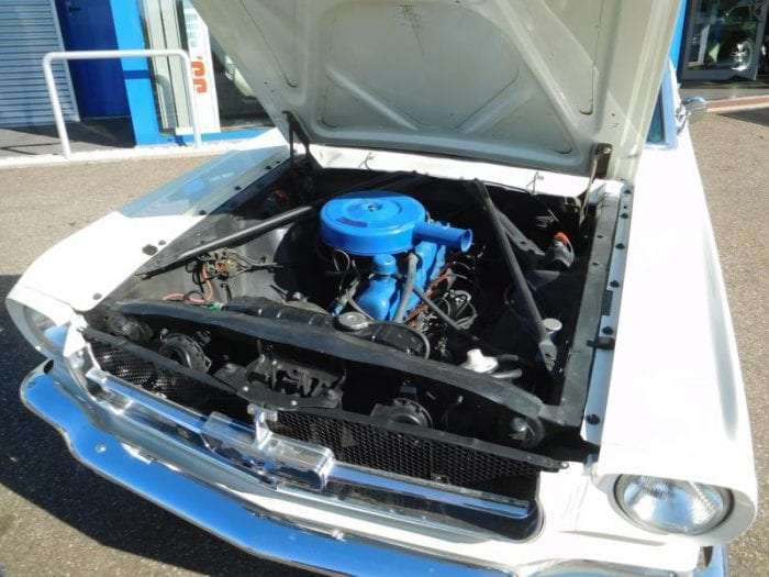 Wimbledon white Ford Mustang convertible 1965 motor