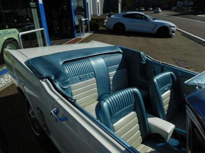 Wimbledon white Ford Mustang convertible 1965 blue white interior